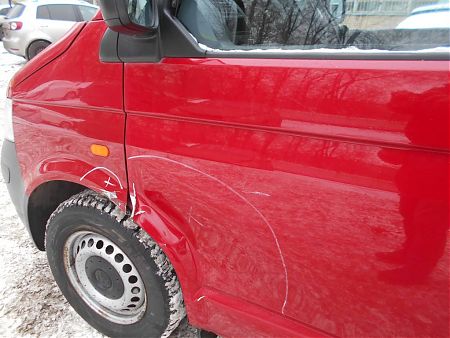 Поврежденные дверь и крыло Volkswagen Transporter